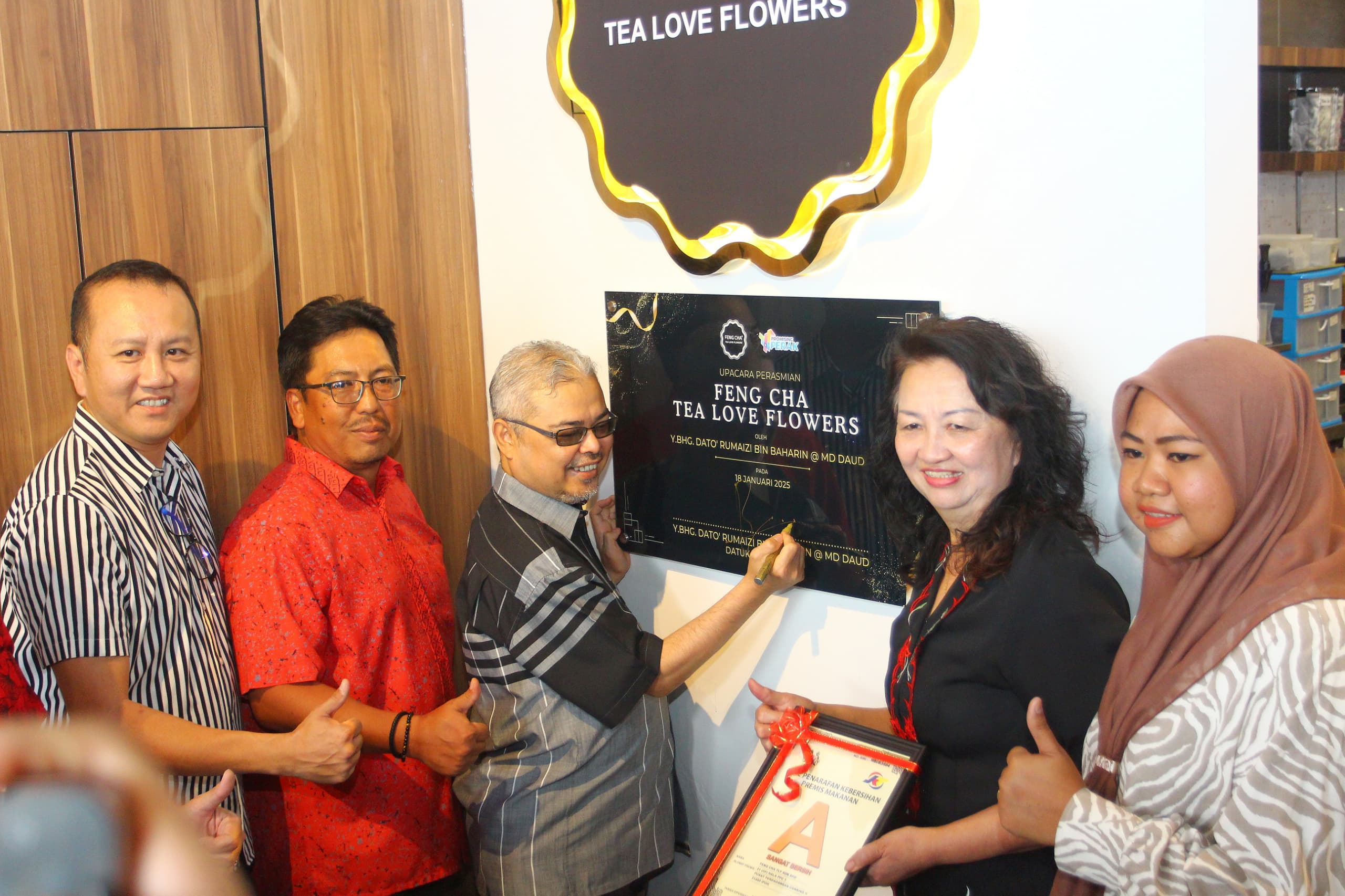 DATUK BANDAR IPOH MERASMIKAN PEMBUKAAN KAFE FENGCHA TLF