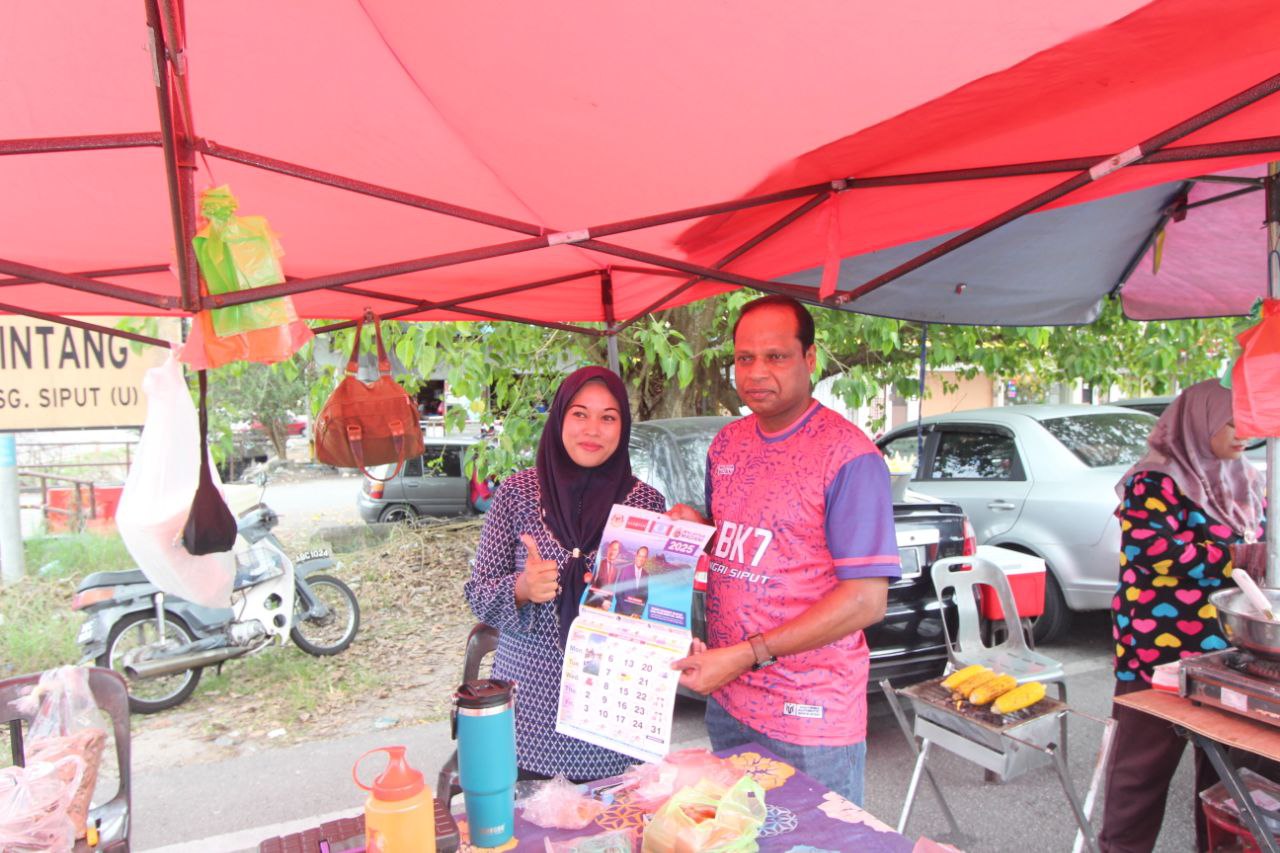 KESAVAN EDAR 2,000 KALENDAR KEPADA PENGUNJUNG PASAR MALAM