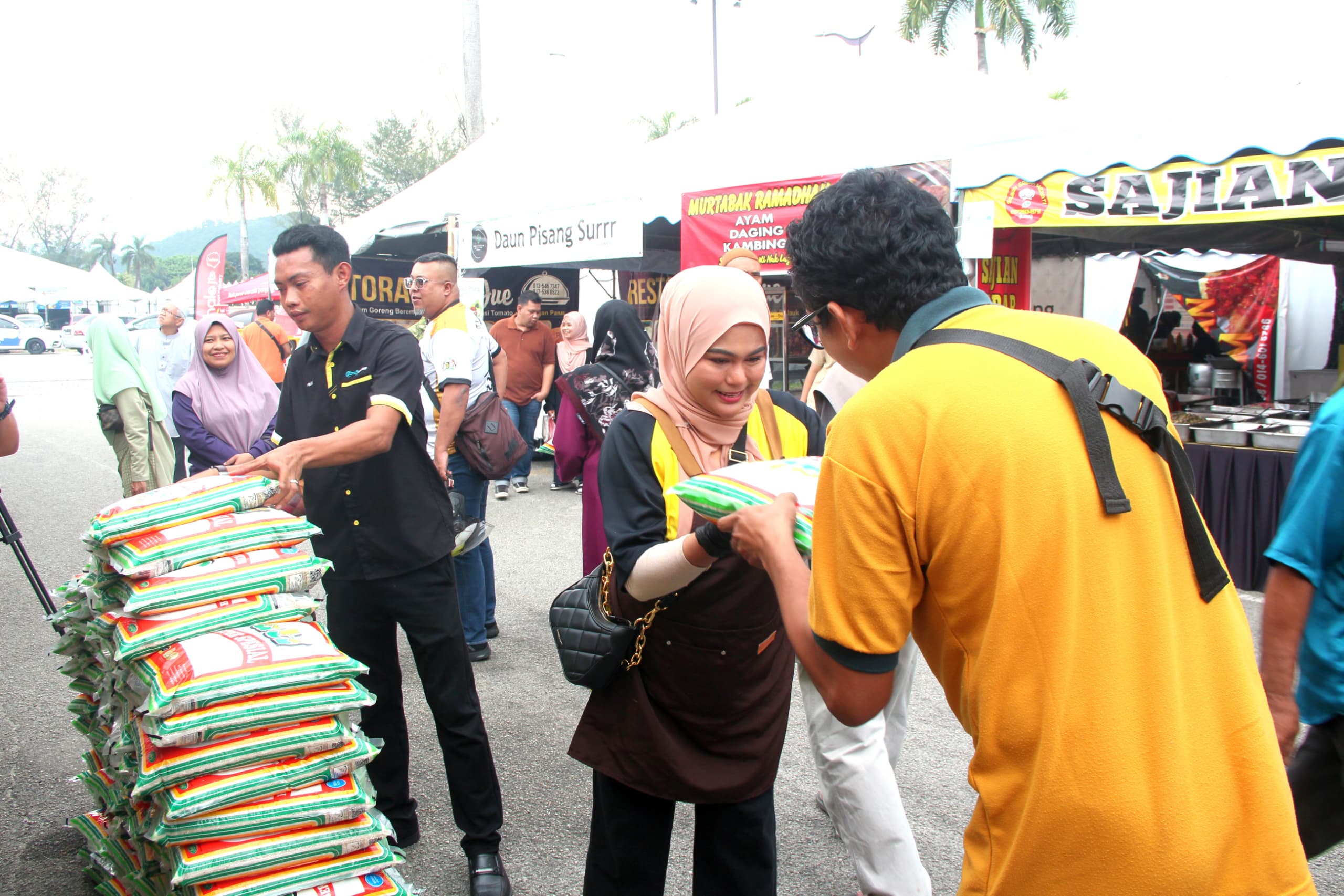 AZMA KATERING IPOH BERKOLABORASI BERSAMA ALONG AYAM PERCIK EDAR 500 KG BERAS