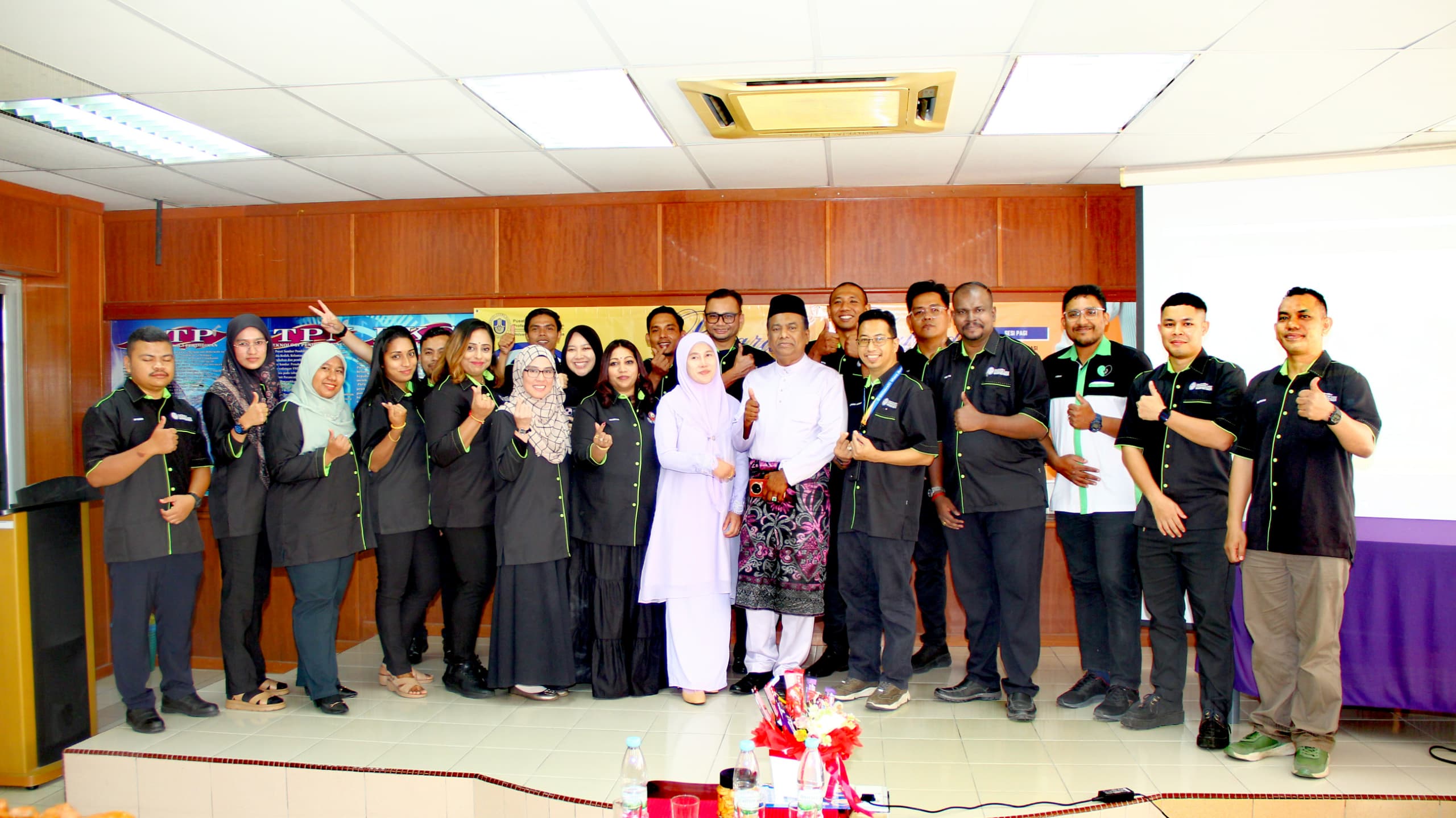 PENUNTUT PJJ UUM ANJUR PROGRAM HYBRID HUBUNGAN DIALISIS DAN KESEDARAN