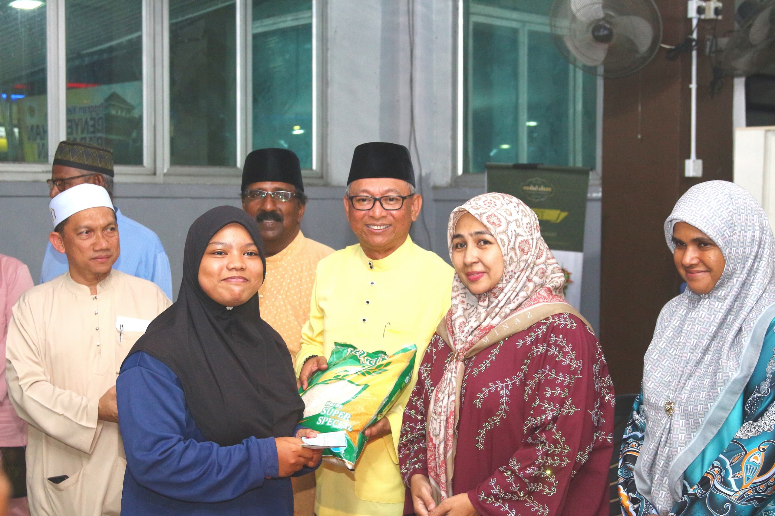 100 ORANG ASNAF TERPILIH TERIMA SUMBANGAN KEPERLUAN ASAS DAN ZAKAT KEWANGAN