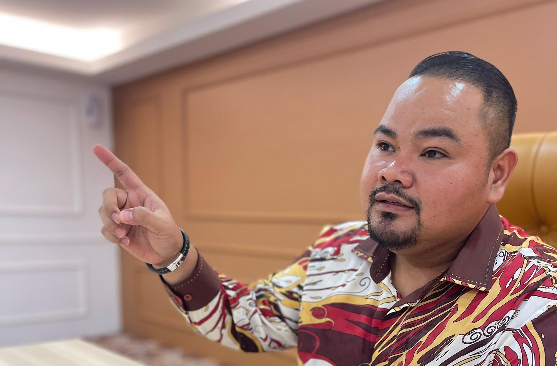 AZMIN, SUCIKAN DIRI SENDIRI DAHULU SEBELUM BERCAKAP SOAL KEPEMIMPINAN - MUHAMMAD FADHLI